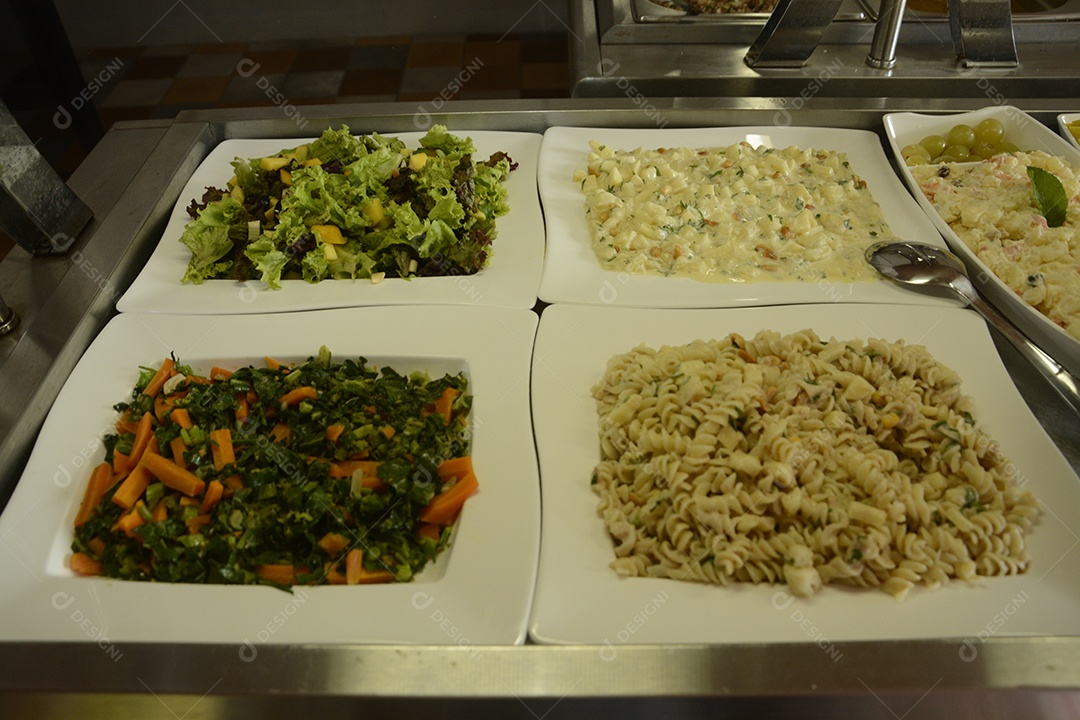 Massas e legumes em buffet
