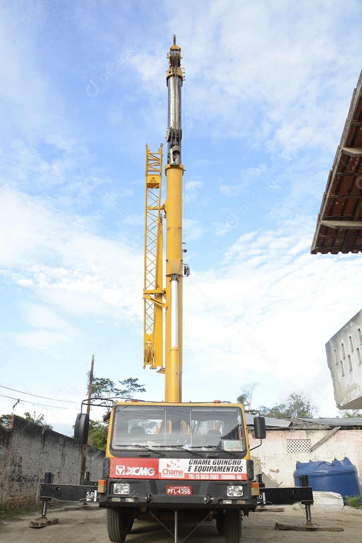 Caminhão guindaste vermelho