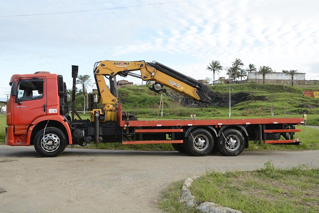 Caminhão munck vermelho