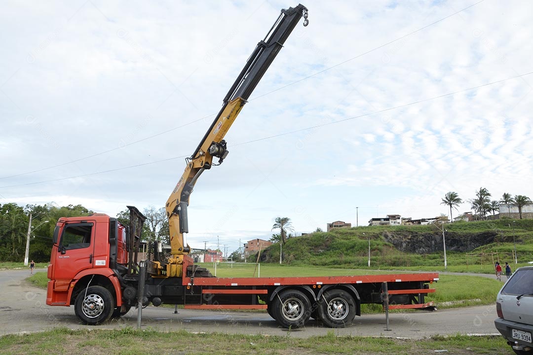 Caminhão guindaste vermelho