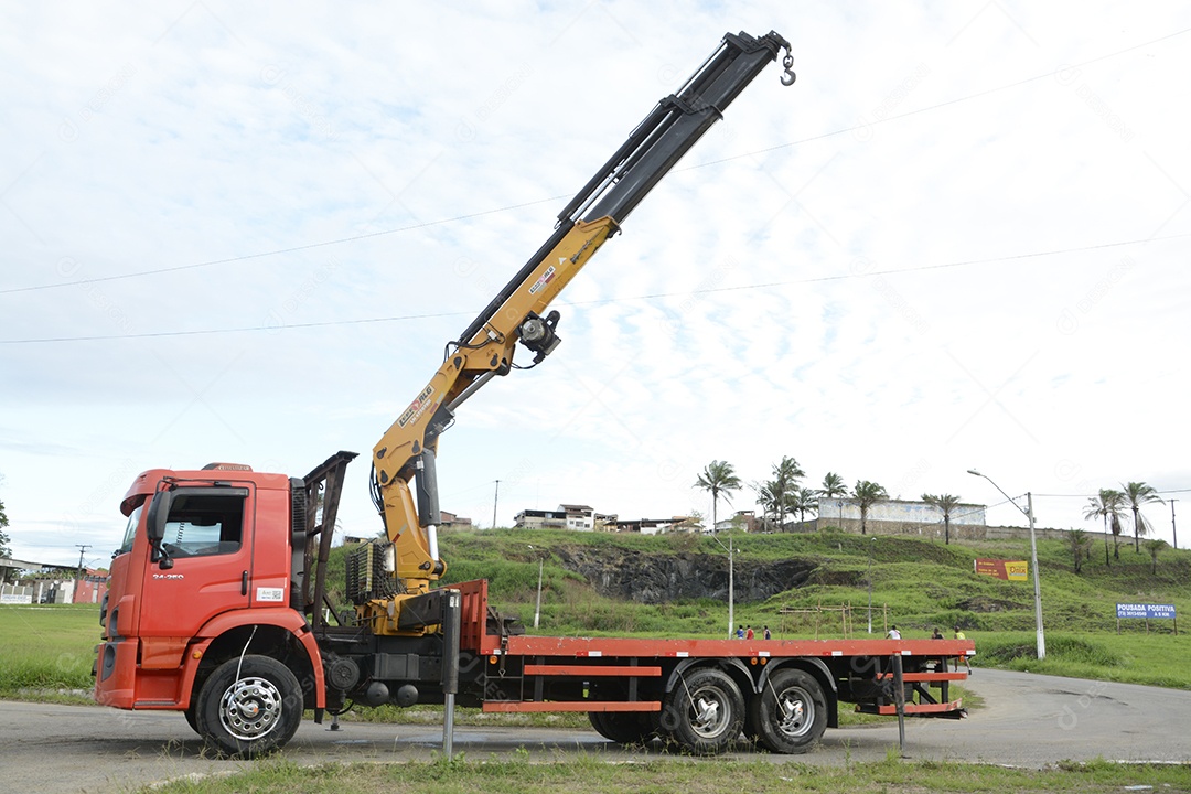Caminhão guindaste vermelho