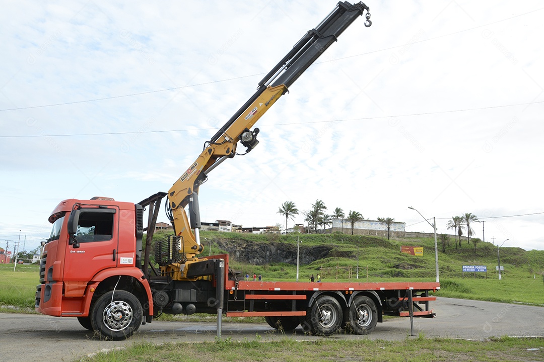 Caminhão guindaste vermelho