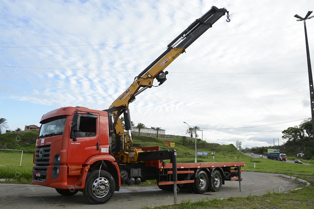 Caminhão guindaste vermelho