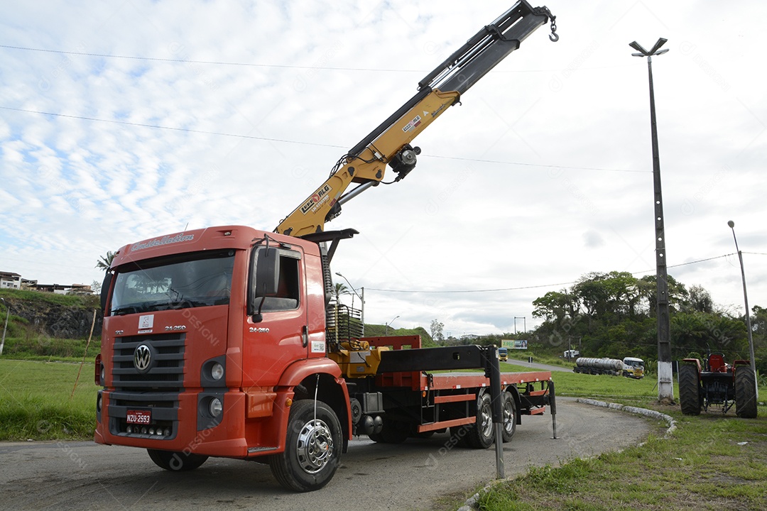 Caminhão guindaste vermelho