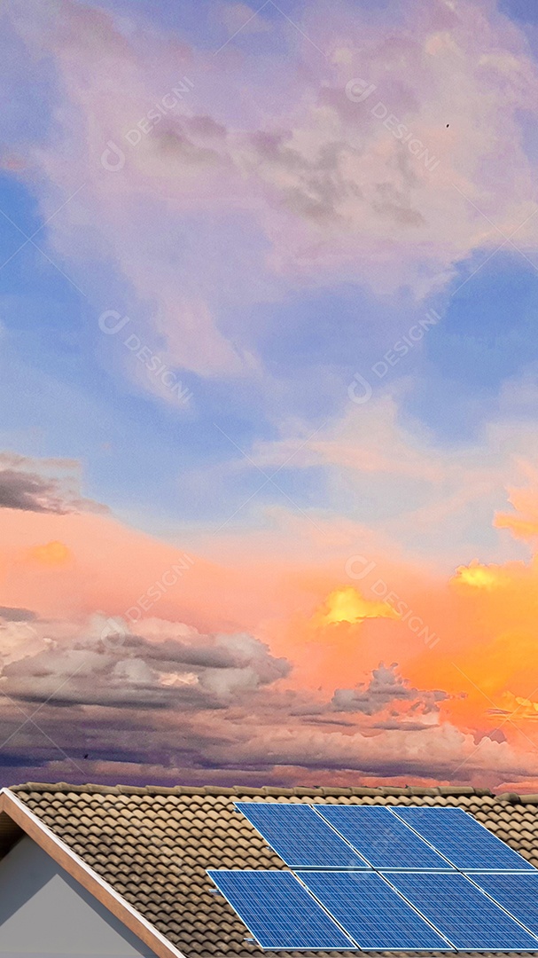 Painel fotovoltaico de energia solar em um telhado