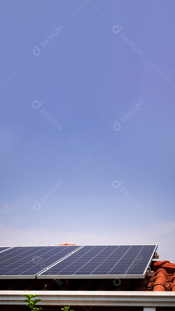 Painel fotovoltaico de energia solar em um telhado