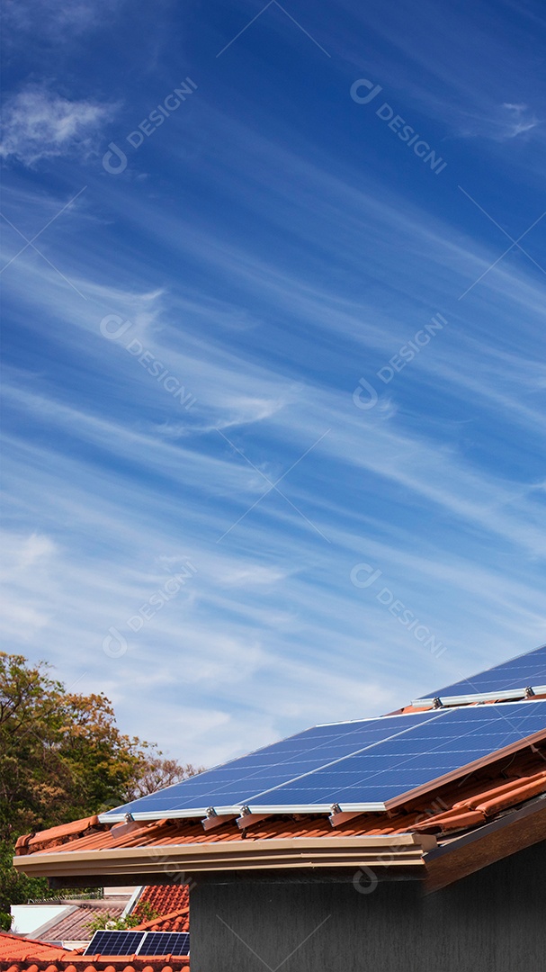 Painel fotovoltaico de energia solar em um telhado