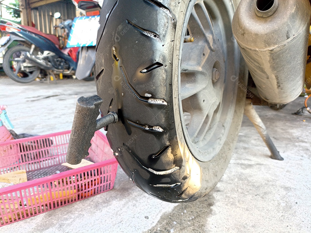 Pneus de motocicleta elétrica há um vazamento no pneu