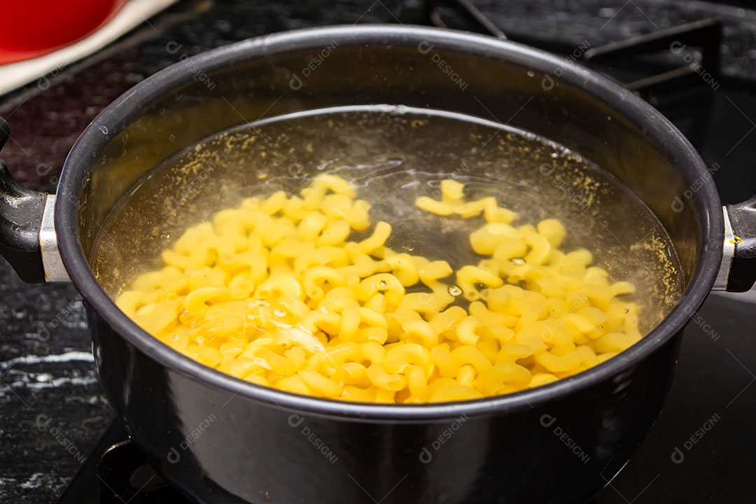 Cozinhar macarrão em água fervente