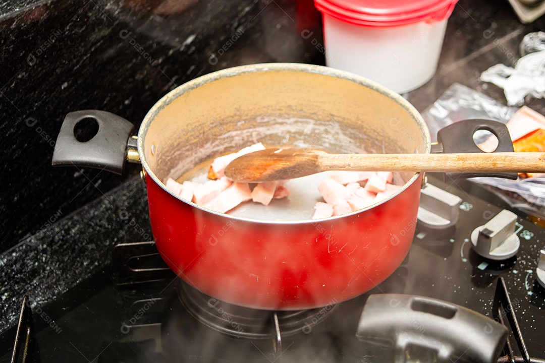 Fritando cubos de bacon em uma frigideira quente