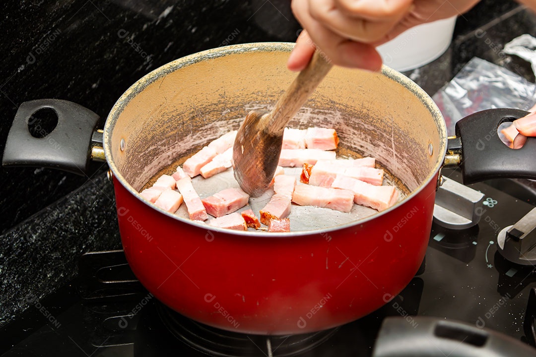 Fritando cubos de bacon em uma frigideira quente
