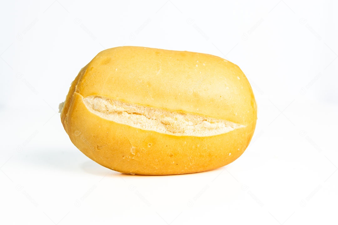 Pão Francês brasileiro isolado sobre fundo branco.