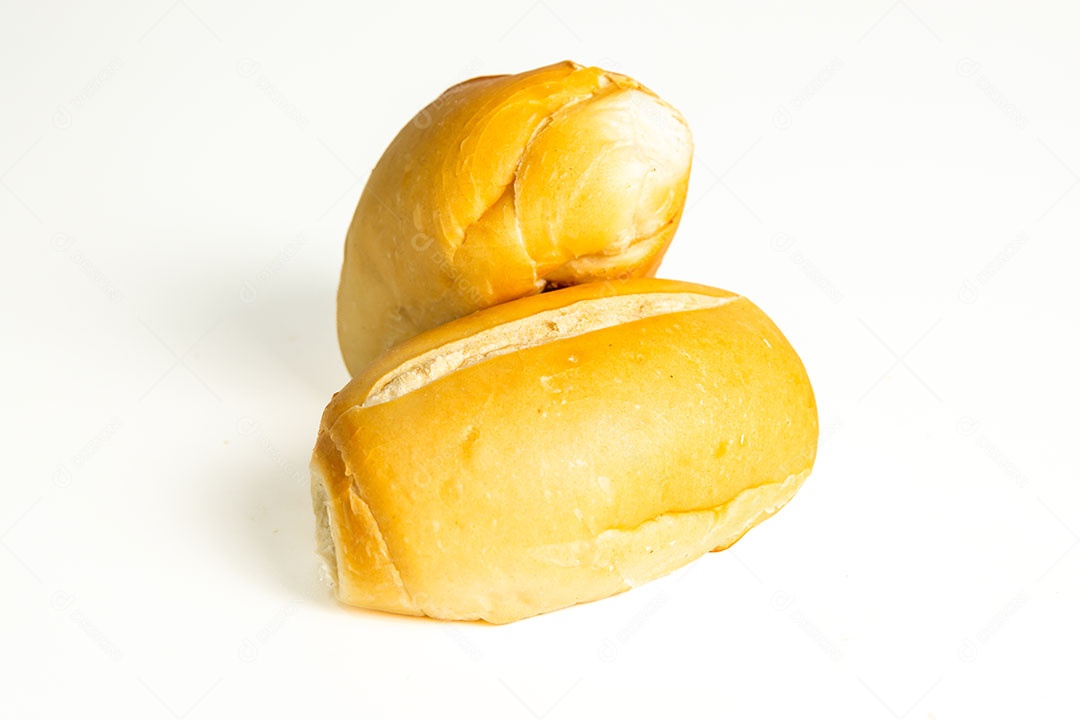 Pães Francês brasileiro isolado sobre fundo branco.