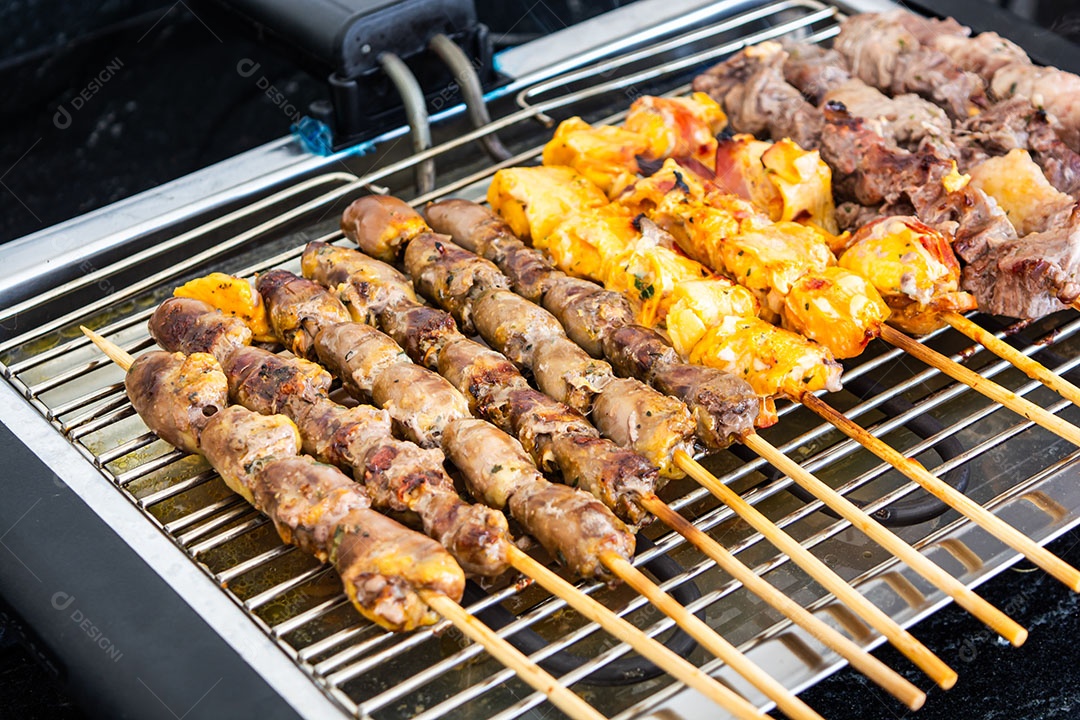 Espeto de carne ou tradicional espeto de carne brasileiro na grelha elétrica