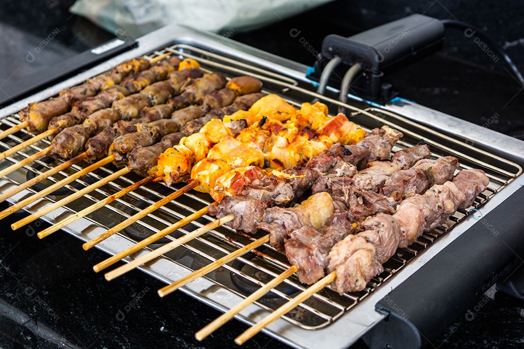 Espeto de carne ou tradicional espeto de carne brasileiro na grelha elétrica