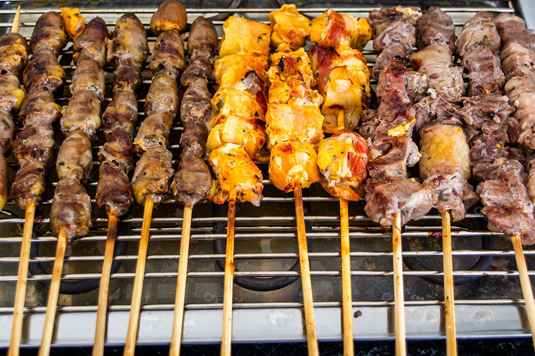 Grelhar espetinho de carne na grelha elétrica (espetinho de carne brasileiro)