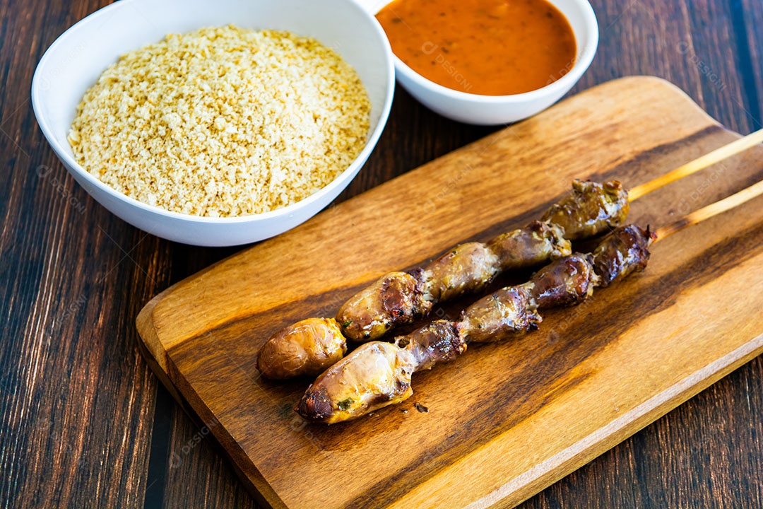 Espeto de coração brasileiro, com farofa e molho de pimenta