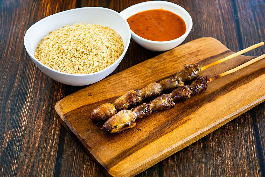 Espeto de coração brasileiro, com farofa e molho de pimenta