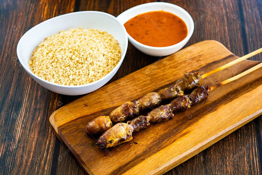 Espeto de coração brasileiro, com farofa e molho de pimenta