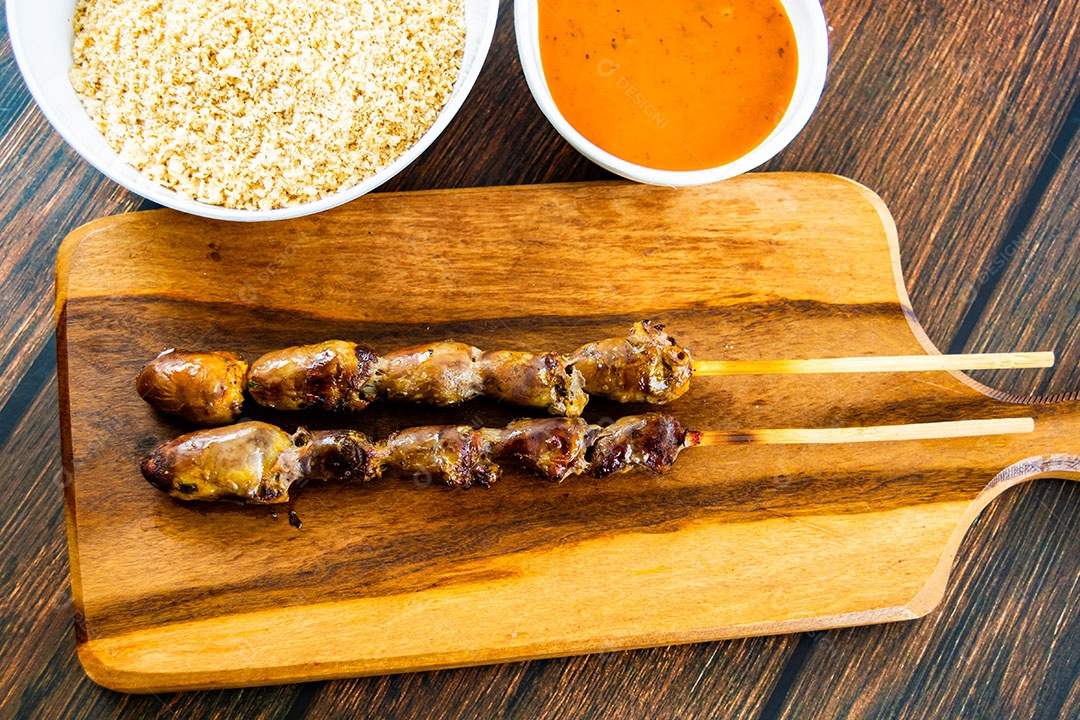 Espeto de coração brasileiro, com farofa e molho de pimenta