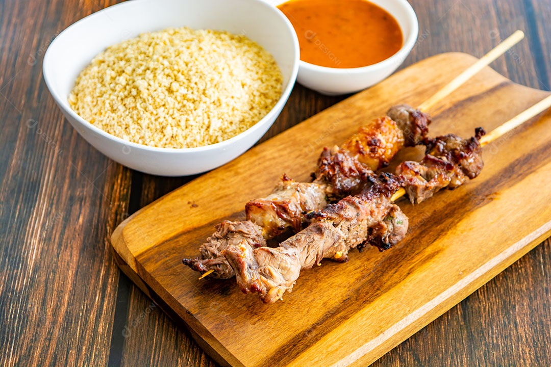 Espeto de coração brasileiro, com farofa e molho de pimenta