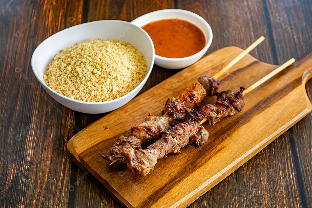 Espeto de coração brasileiro, com farofa e molho de pimenta