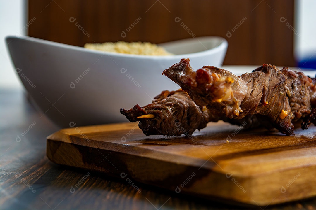 Espeto de coração brasileiro, com farofa e molho de pimenta
