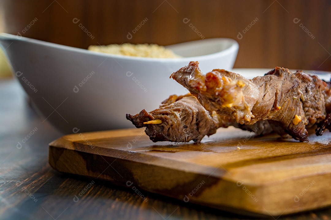 Espeto de coração brasileiro, com farofa e molho de pimenta