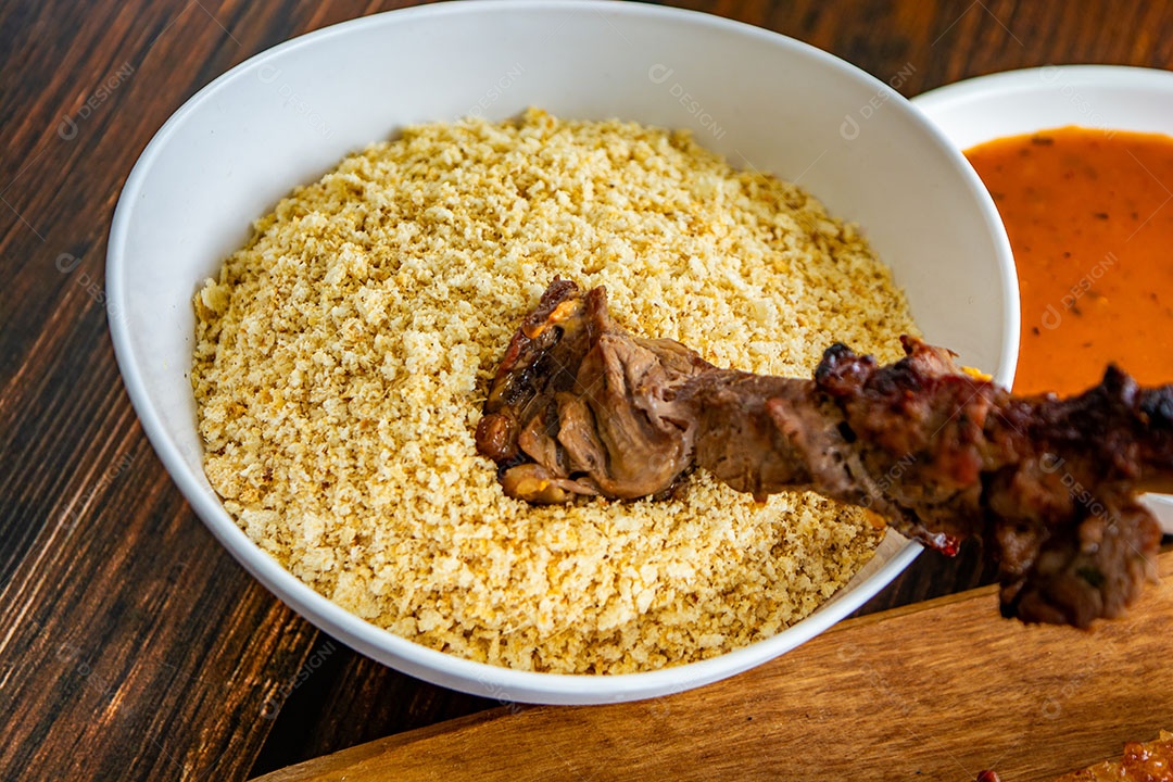 Espeto de coração brasileiro, com farofa e molho de pimenta