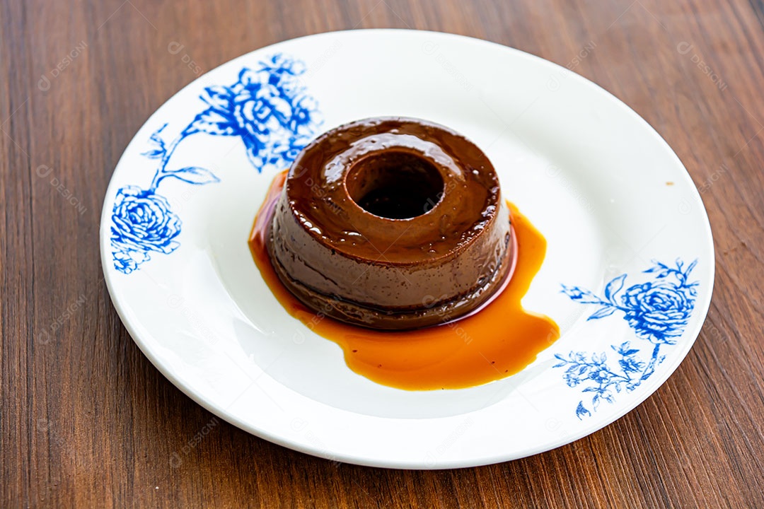 Pudim de chocolate sobre mesa de madeira