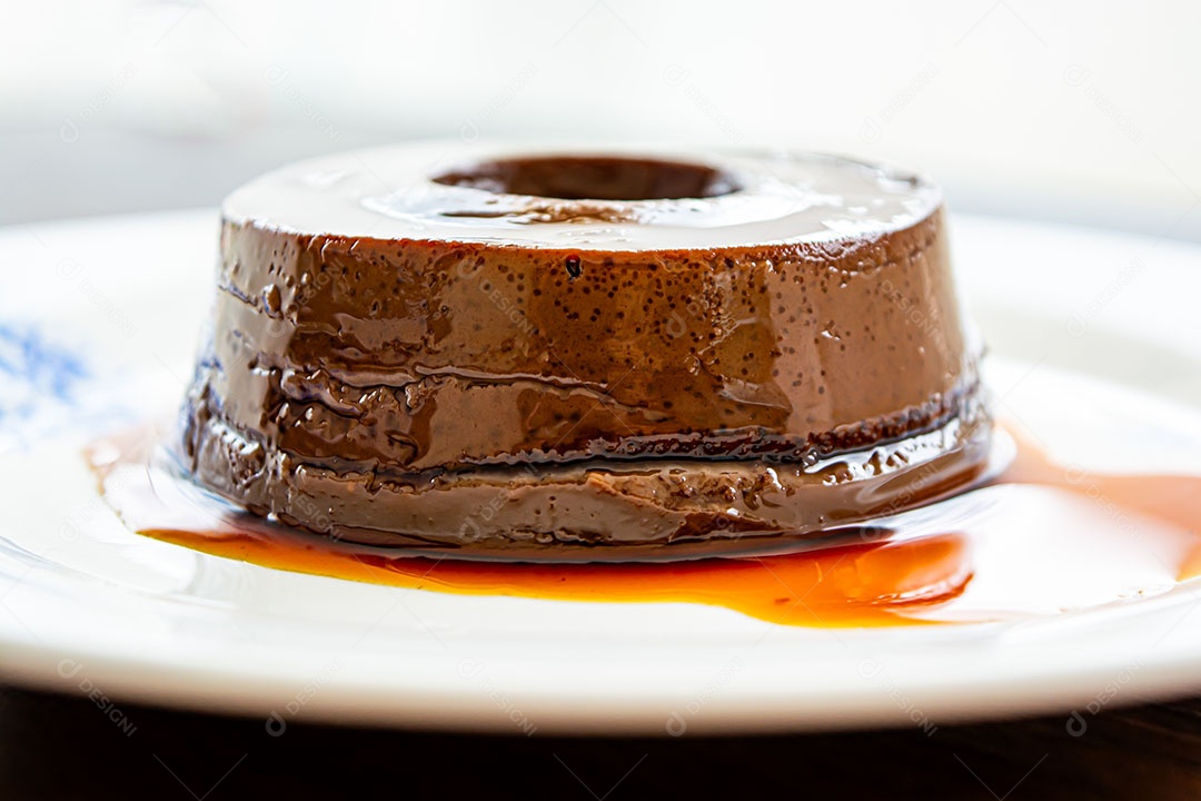 Pudim de chocolate sobre mesa de madeira