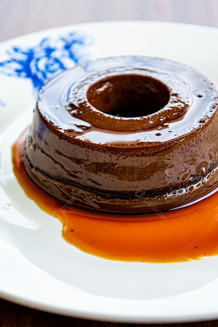 Pudim de chocolate sobre mesa de madeira