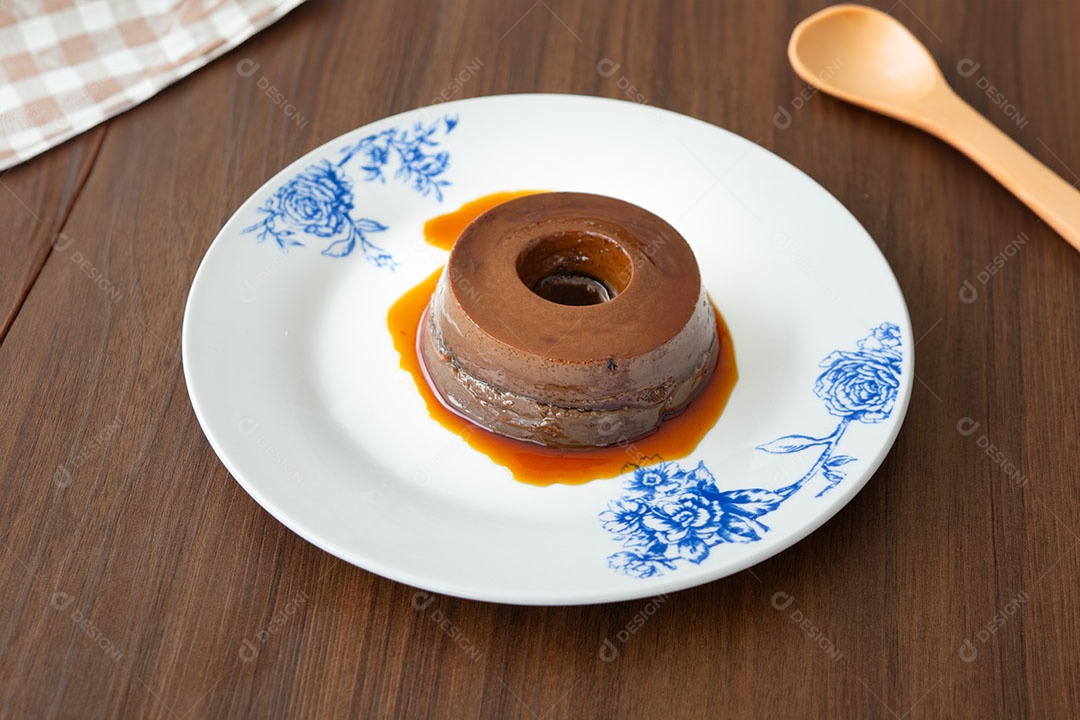 Pudim de chocolate sobre mesa de madeira