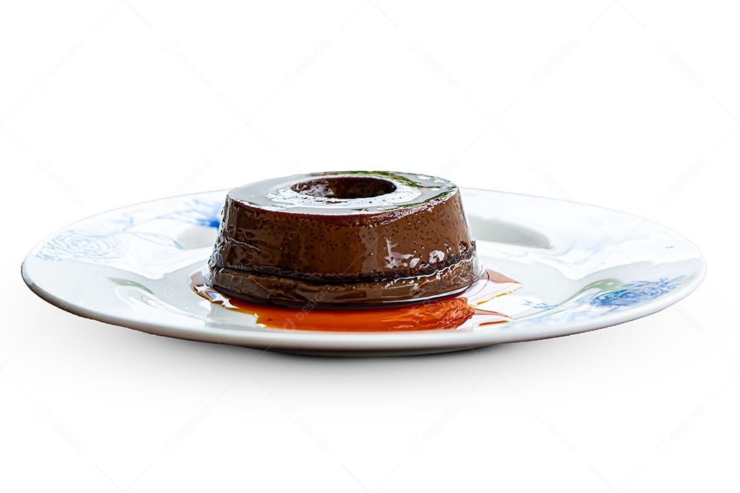 Pudim de chocolate isolado em um fundo branco