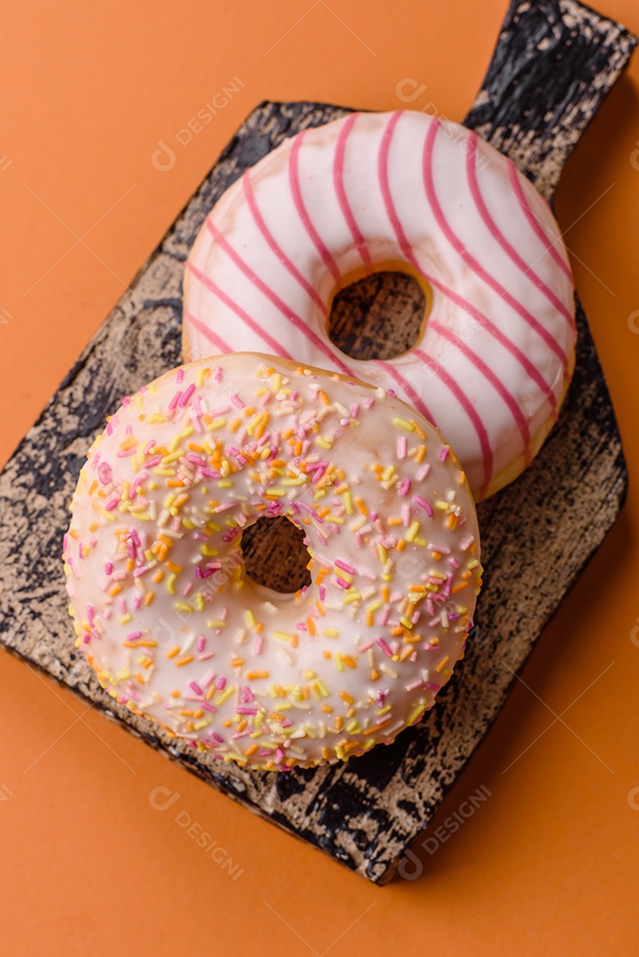 Delicioso bolo de panetone doce com raspas e passas em um prato de cerâmica. Atributo da tabela de feriados