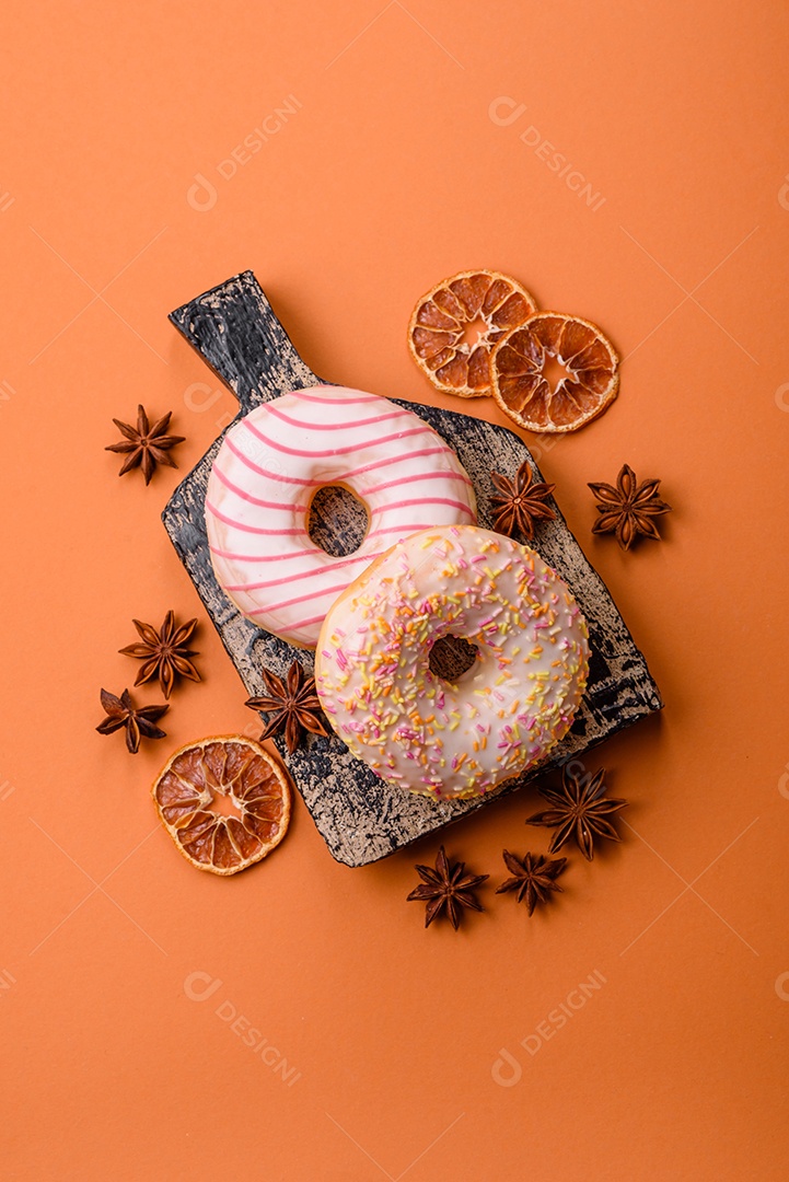 Delicioso bolo de panetone doce com raspas e passas em um prato de cerâmica. Atributo da tabela de feriados