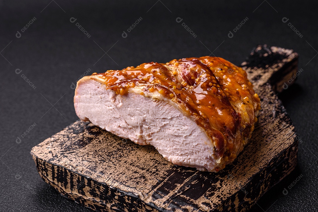 Delicioso presunto ou carne de frango com sal, especiarias e mostarda francesa sobre um fundo escuro de concreto