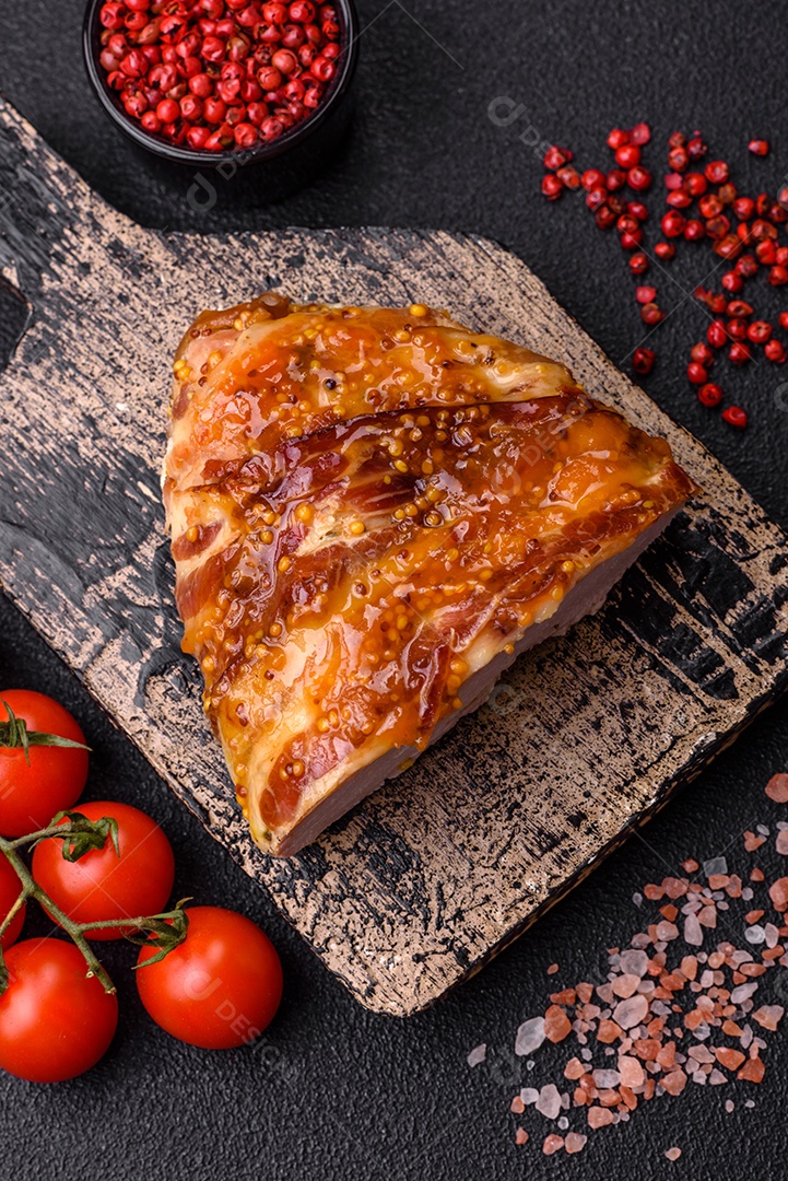 Delicioso presunto ou carne de frango com sal, especiarias e mostarda francesa sobre um fundo escuro de concreto