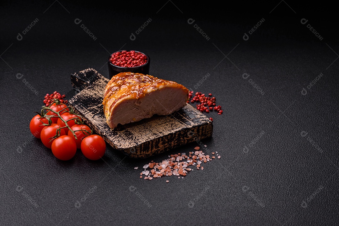 Delicioso presunto ou carne de frango com sal, especiarias e mostarda francesa sobre um fundo escuro de concreto