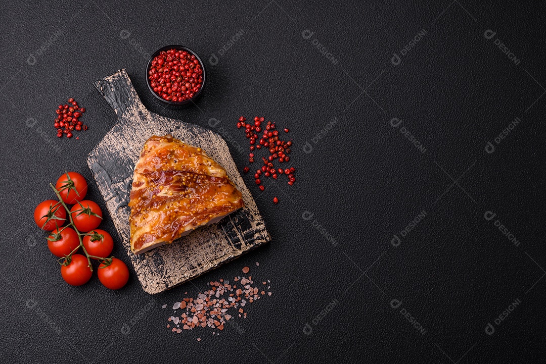 Delicioso presunto ou carne de frango com sal, especiarias e mostarda francesa sobre um fundo escuro de concreto