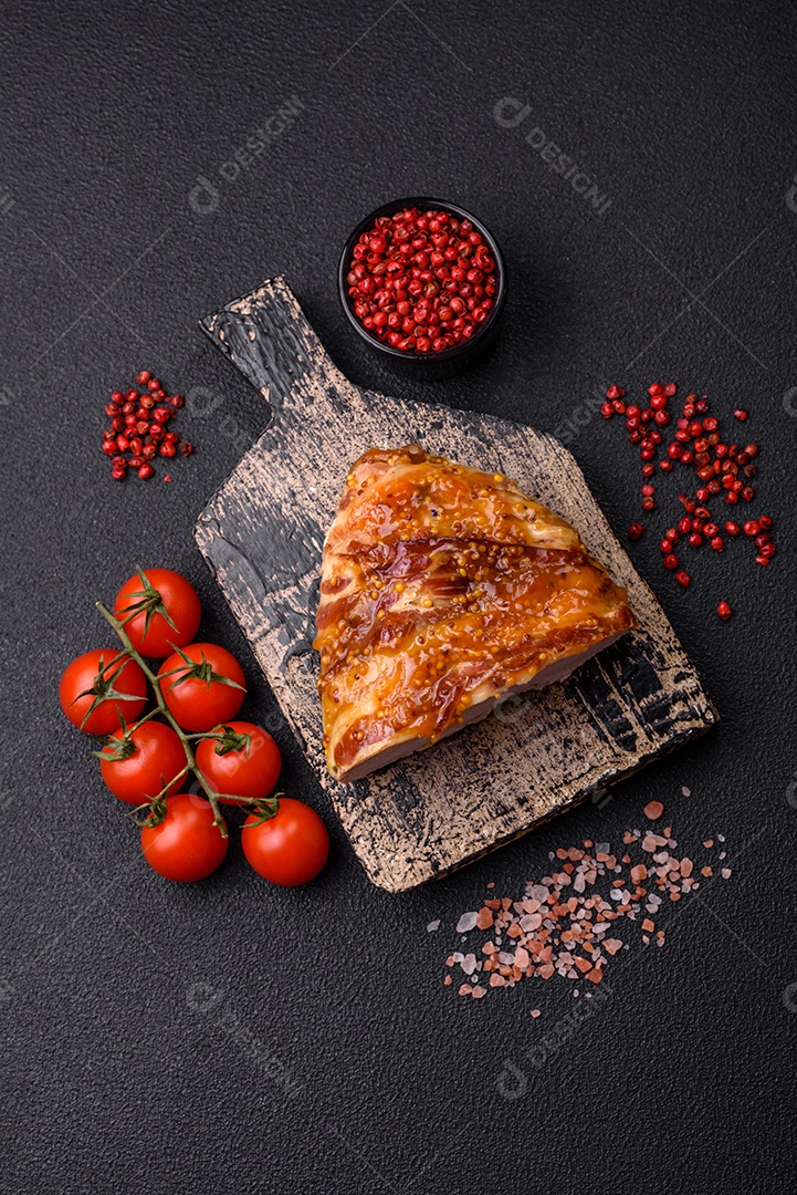 Delicioso presunto ou carne de frango com sal, especiarias e mostarda francesa sobre um fundo escuro de concreto