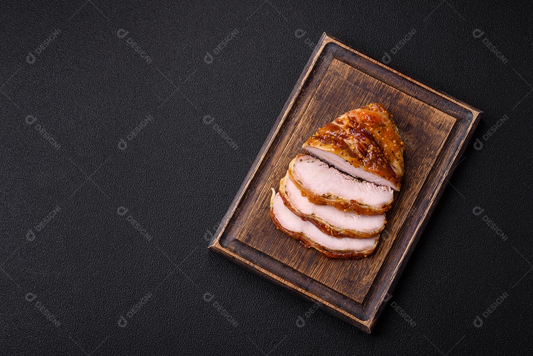 Delicioso presunto ou carne de frango com sal, especiarias e mostarda francesa sobre um fundo escuro de concreto