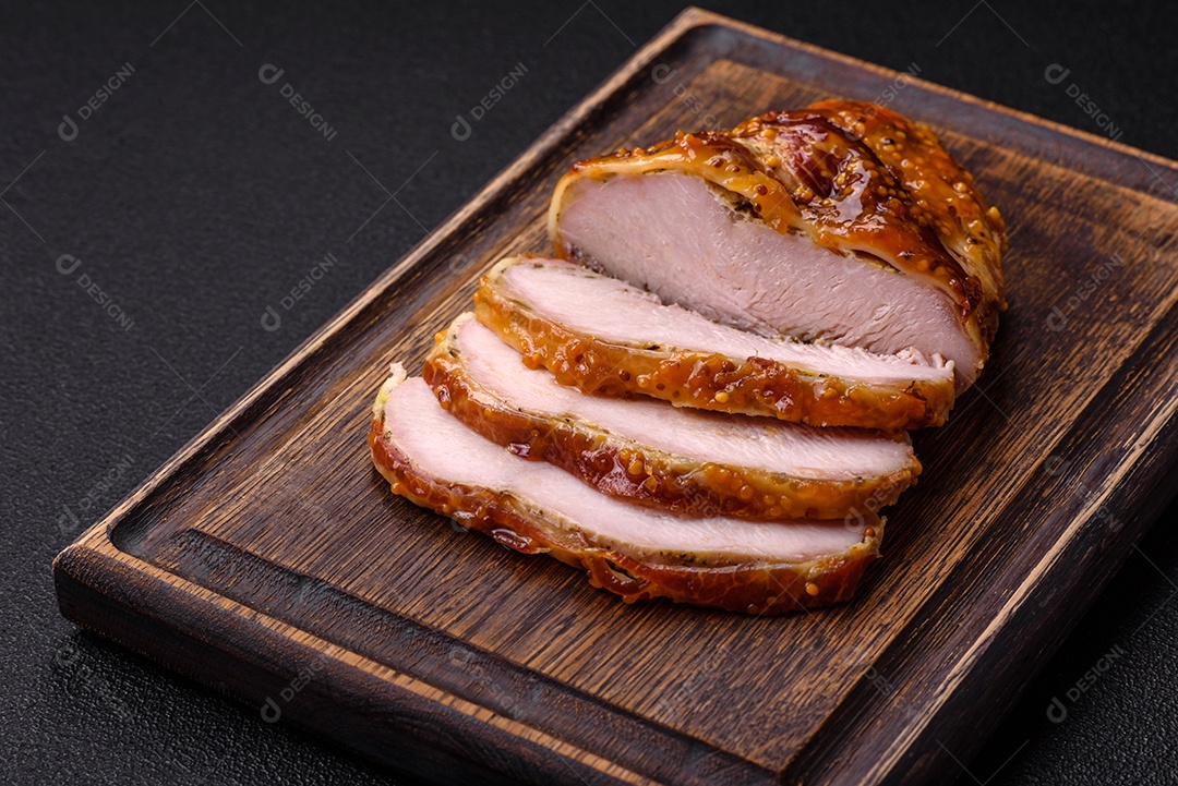 Delicioso presunto ou carne de frango com sal, especiarias e mostarda francesa sobre um fundo escuro de concreto