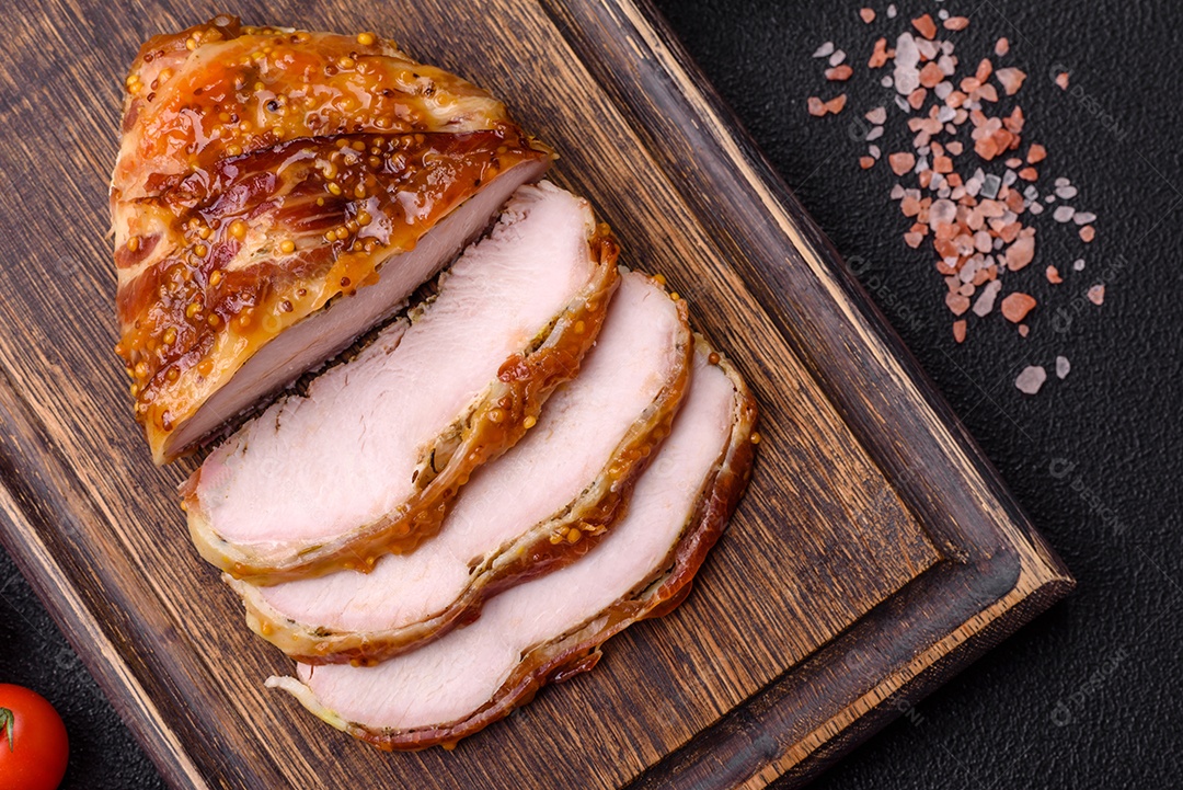 Delicioso presunto ou carne de frango com sal, especiarias e mostarda francesa sobre um fundo escuro de concreto11.JPG