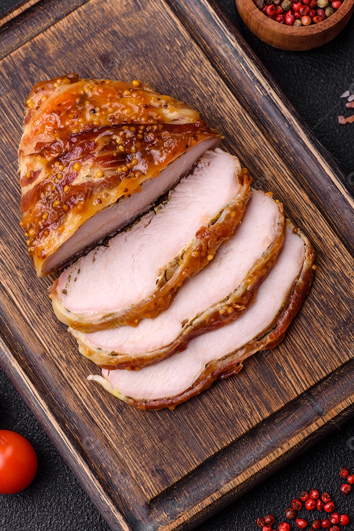 Delicioso presunto ou carne de frango com sal, especiarias e mostarda francesa sobre um fundo escuro de concreto11.JPG