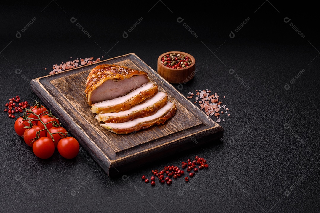 Delicioso presunto ou carne de frango com sal, especiarias e mostarda francesa sobre um fundo escuro de concreto11.JPG