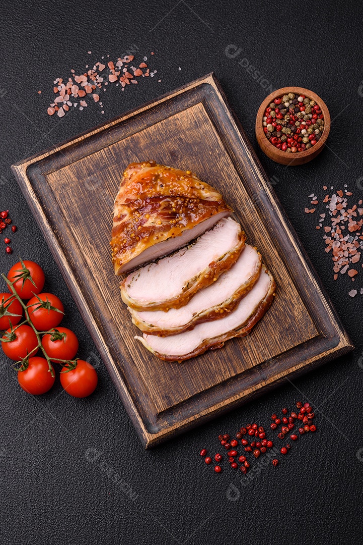 Delicioso presunto ou carne de frango com sal, especiarias e mostarda francesa sobre um fundo escuro de concreto11.JPG