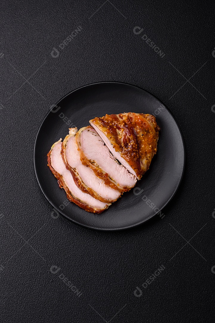 Delicioso presunto ou carne de frango com sal, especiarias e mostarda francesa sobre um fundo escuro de concreto11.JPG