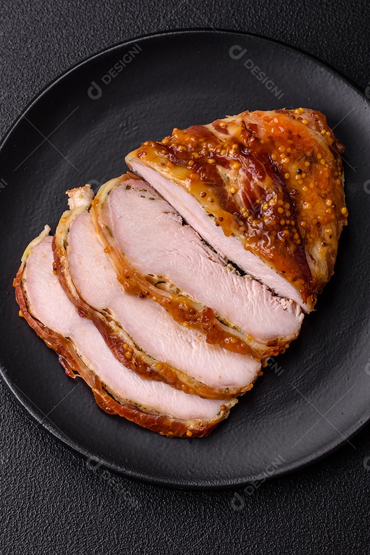 Delicioso presunto ou carne de frango com sal, especiarias e mostarda francesa sobre um fundo escuro de concreto11.JPG