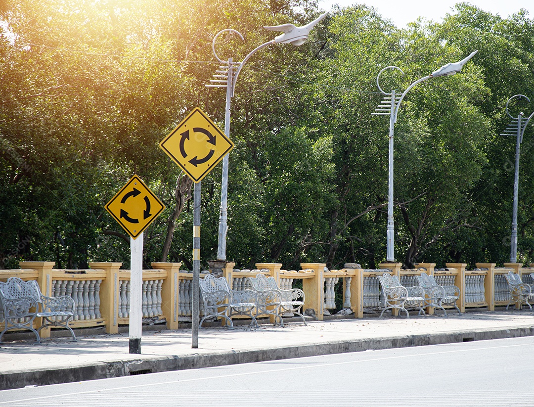 Sinal de trânsito mostrando uma rotatória à frente